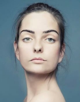 Dilruba Gargı as Özlem Gülcan