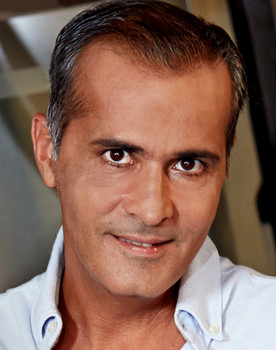 Memet Özer as Self - Host