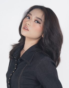 Fadya Nathania as Rina