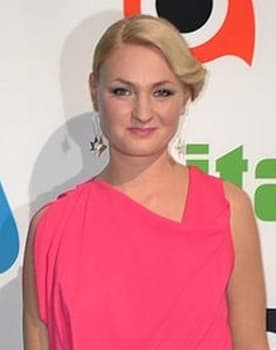 Ria Kataja as Julia