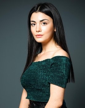 Özge Yağız as Zeynep