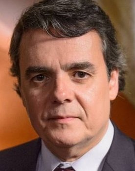 Cássio Gabus Mendes as Zé Américo