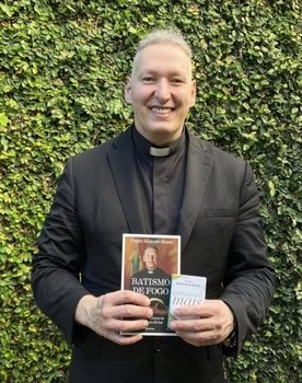 Padre Marcelo Rossi as Self