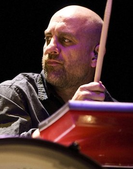 Tim Alexander as perkusja