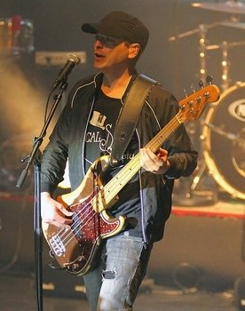 Alvaro Fuentes as Bajo