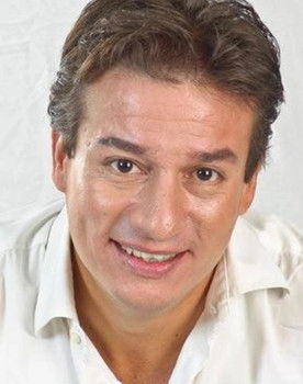 Sergio Gutierrez Coto as Narrador