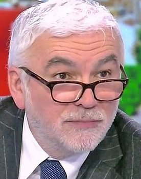 Pascal Praud as 