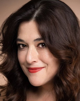 Selva Erdener as Suna