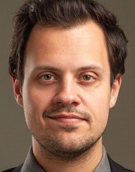 Heitor Shewchenko as Homem