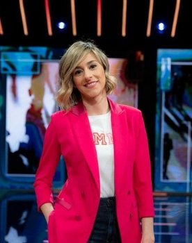 Ana Boadas as Presentadora