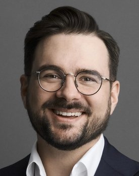 Phillip Faber as Leslie