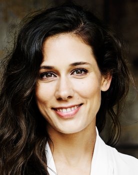 Florence Matousek as Girlfriend