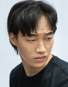 Joo Min-hyeong as Yong-gi