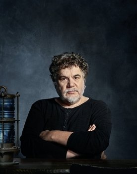 Yannis Kakleas as Captain Parrios