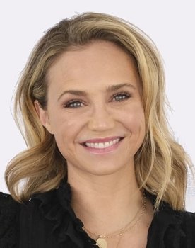 Fiona Gubelmann as Julie