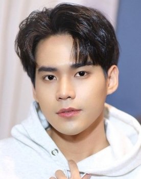 Beck Pichayutt Chatchawansombut as Aksorn