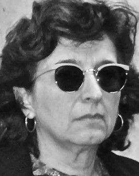 Teresa Marcos as Voz madre