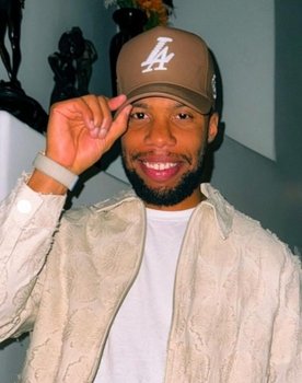 Desmond Johnson as Des