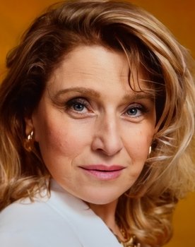 Liz Larsen as Didi