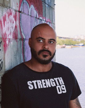 Gustavo Alves as João