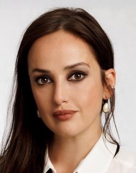 İlkin Tüfekçi as Pelin Serter