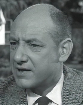 Robert Beauvais as Directeur de l'école