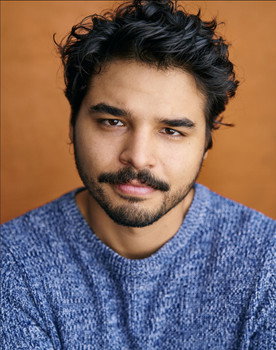 Momo Bedier as Derek