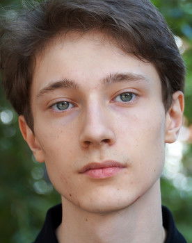 Albert Lichtenstern as Leon