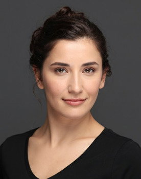Helin Elif Balcı as Gülce - Terapist Asistanı