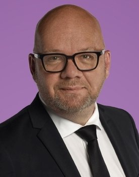 Lars Hjortshøj as 