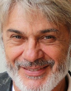 Zécarlos Machado as Olavo