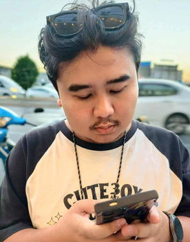 ธรรพ์ณธร วรสิริพงศ์กุล as Gallery Tourist