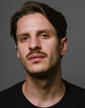 Alfonso Cancellarich as Julio