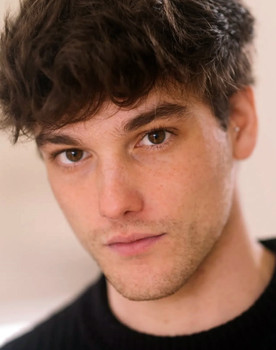 Bernardo Cascais as Leonardo «Leo» Simões