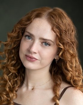Zoé De Grand Maison as Naomi