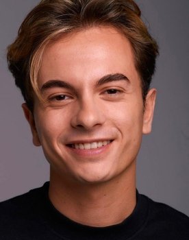 Sebastián Muñoz as Víctor