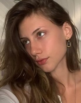 Drya Elanor as Manuela