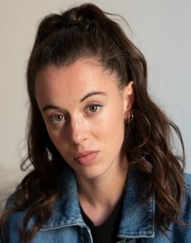 Camille Genau as Sara Reynaud