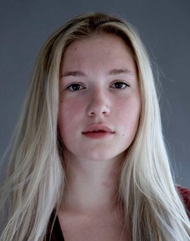 Sara Dhimitri as Alberte