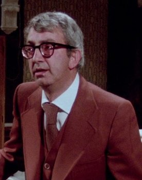 Mario Bartolomei as Megaditta Employee