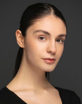 Buse Orcan as Şeniz Kalpak