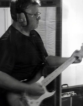 Richard Bull as Guitar