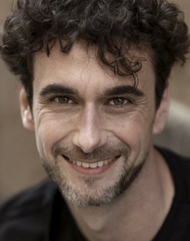 Sergi Abelló as Preso 1