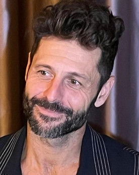 Jorge González as Instrumento de percusión