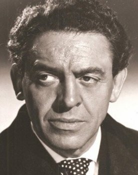 Eddie Byrne as Dinny Sullivan