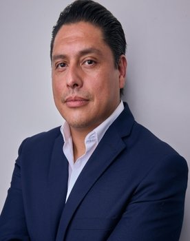 Gabriel Guillen as Julio