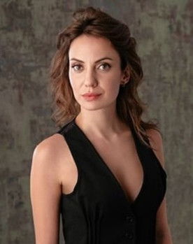 Güneş Emir as Hale