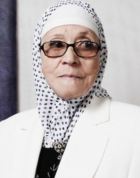 Chafia Boudraa as Zohra, Fatima's mother