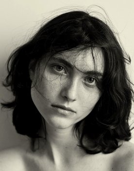 Salomé Rose Stein as Sylvia