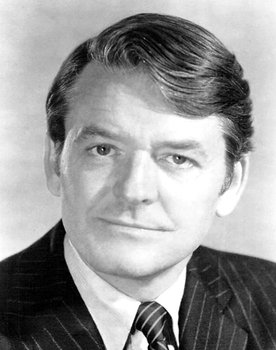 Hal Holbrook as Admiral Henshaw